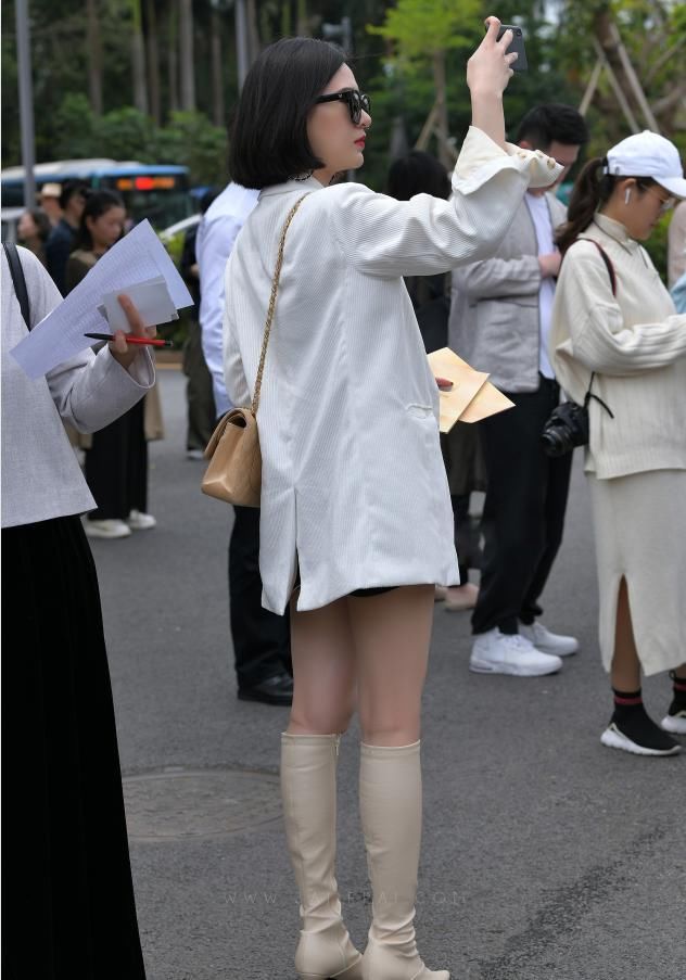  「气质」女神潮范儿美搭！街拍：美女西装当裙穿，气质出众，最后一位美翻！