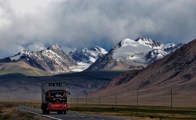 最孤独的公路:3200公里都没有指示牌,在这几乎看不到人和汽车