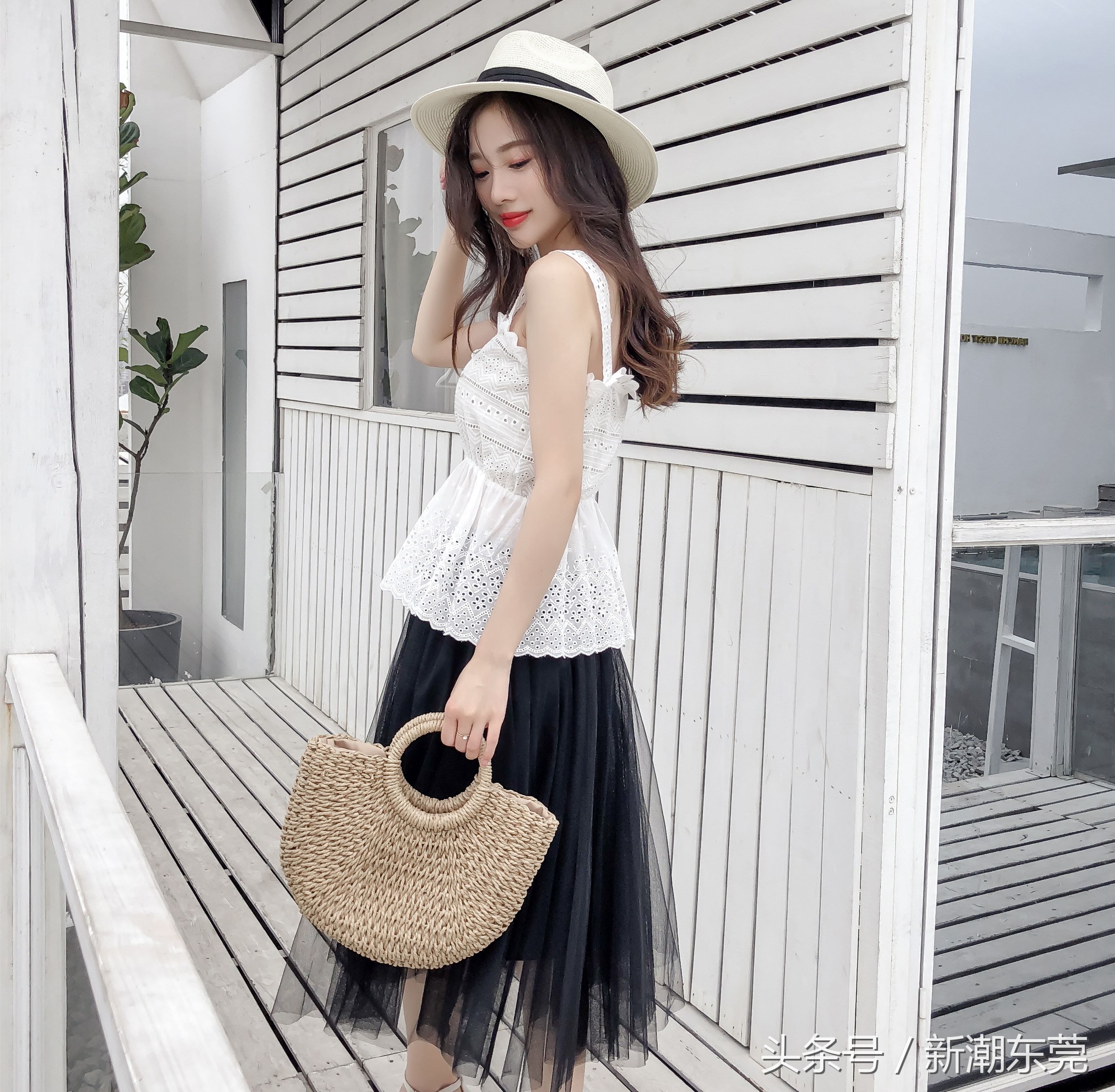 一眼就喜欢上这样的半身裙，粉色系特别亮眼，还穿出女人青春