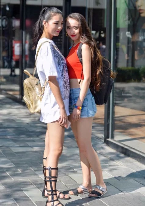 周末闺蜜俩结伴逛街，两人美的不分上下，小姐姐微微一笑略占上风