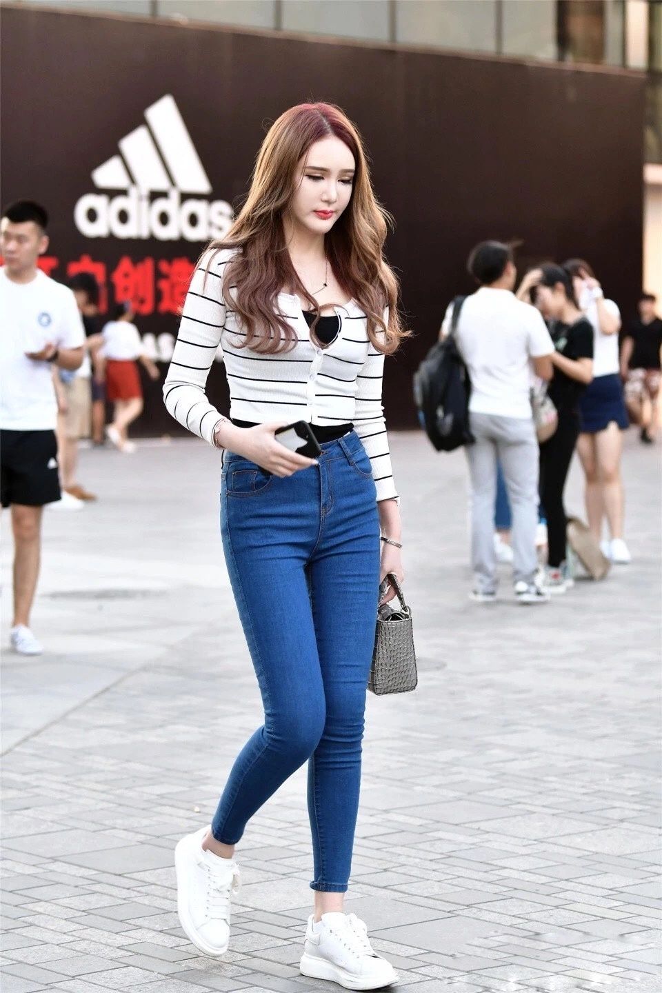 街拍丨即使是夏天，多穿一件好像更耐看呢!