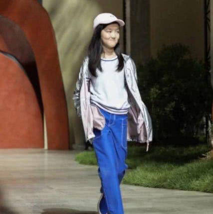 长相不如多多，气场不如李嫣，但阿玛尼却亲自给她设计礼服！