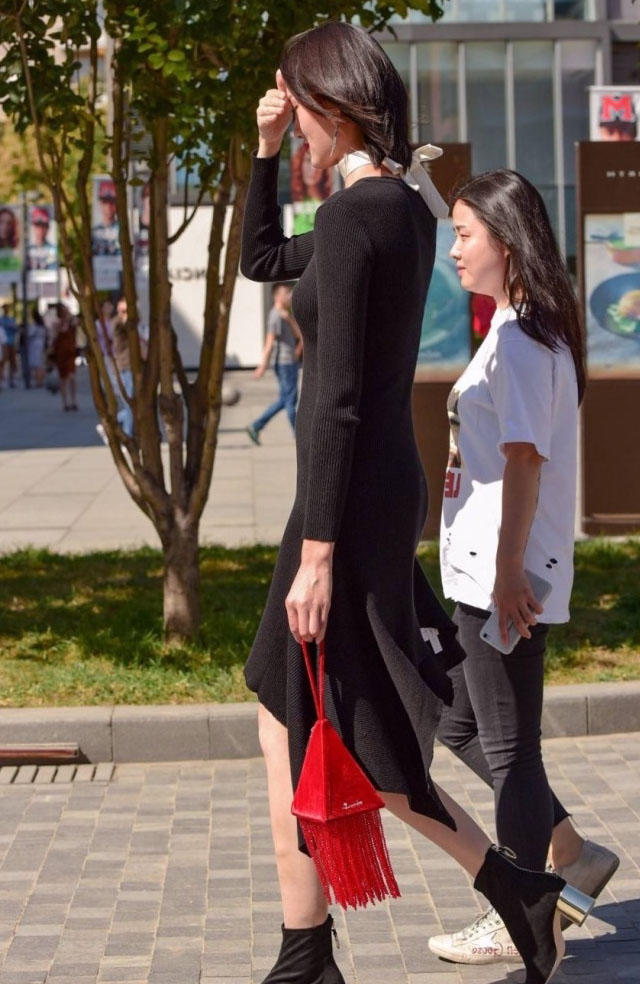 公司新来了位美女同事，实力碾压其他美女，高挑性感的穿搭让男同