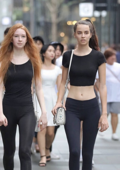 气质外国妞紧身裤秀出曼妙身姿，用实力诠释什么叫“小蛮腰”