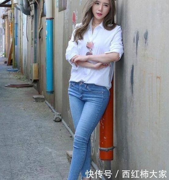 『 青春活力』身材很苗条,真让人羡慕!,青春活力的牛仔裤美女