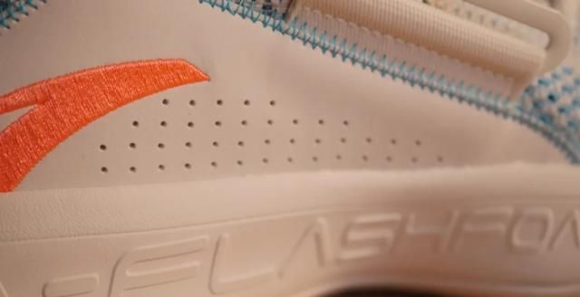  『水花二代』三百块入手国产好鞋！设计大升级 配置不逊色千元旗舰款