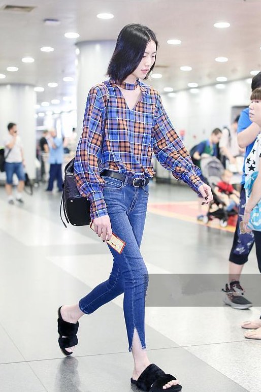 当刘雯和鞠婧祎同穿紧身裤腰，网友:小鞠这腰真细!