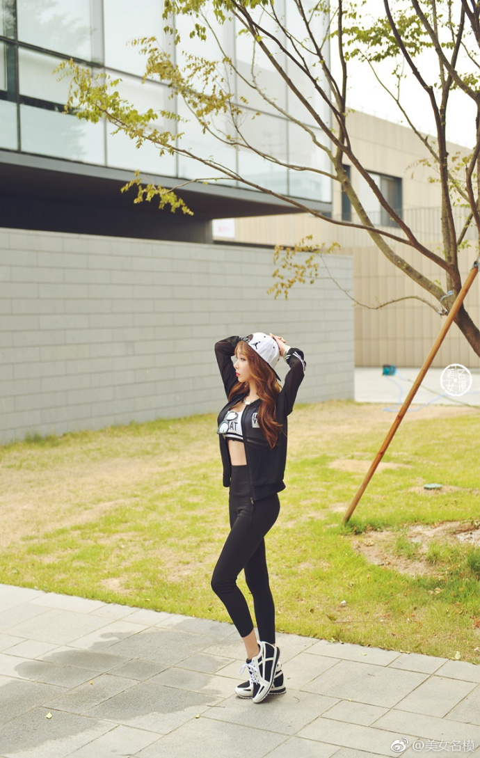 紧身裤美女，展示性感身材，时尚潮流性感汇聚一身