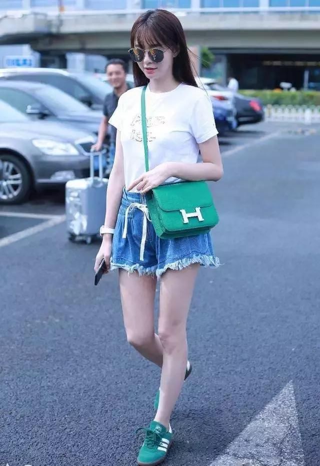 沈梦辰真是猛!穿的是牛仔短裤下面勒得太紧了 网友:根本遮不住