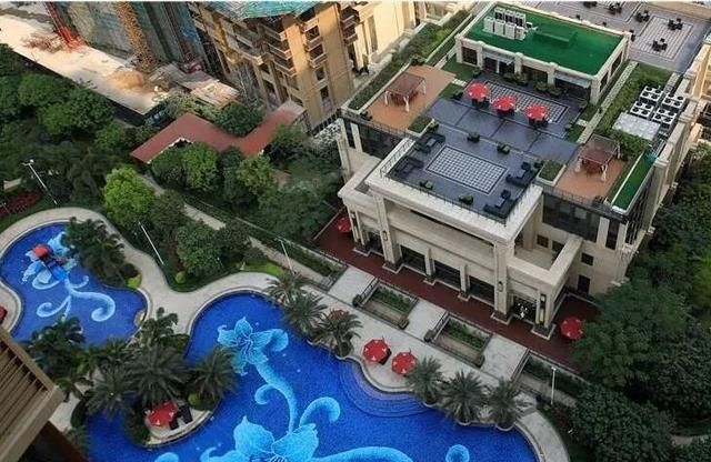  小区@被某小区“塑胶人工湖”惊到了？看看自带泳池的盘有哪些