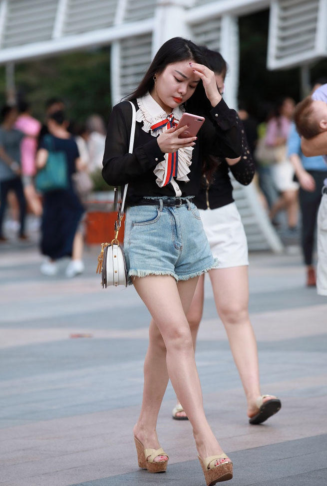 微胖小女人紧身小热裤穿出丰韵的好身材，贴身优雅线条