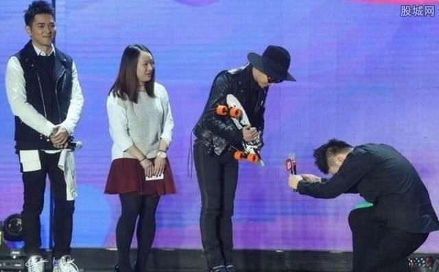 杜海涛餐厅7人腹泻就医，质疑顾客敲诈，隐形富豪烂口碑被骂惨!