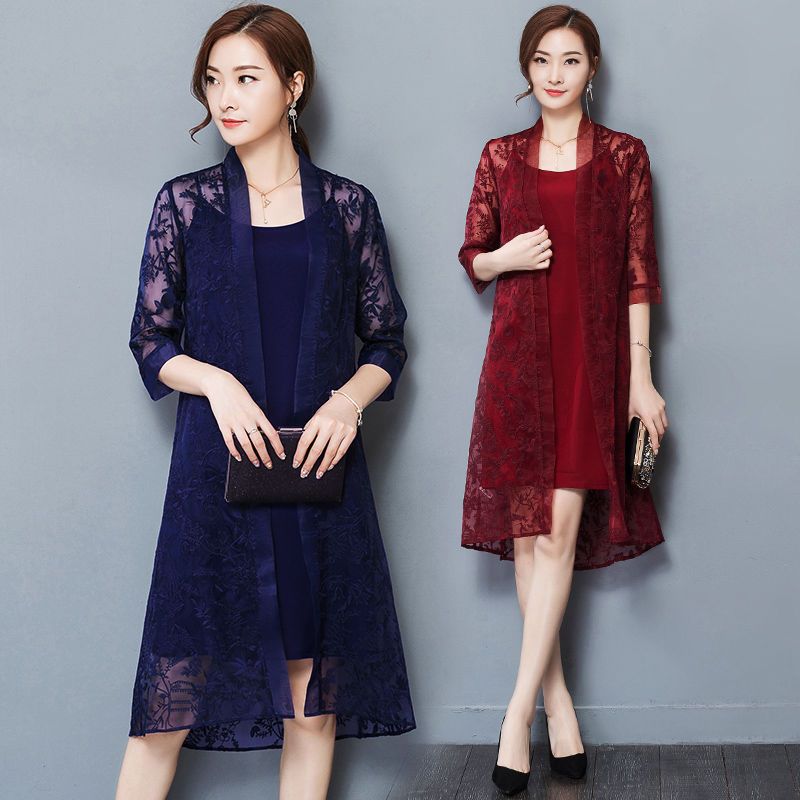 53岁妈妈真的好敢穿!出门逛街，穿连衣裙+高跟，惊艳的不得了