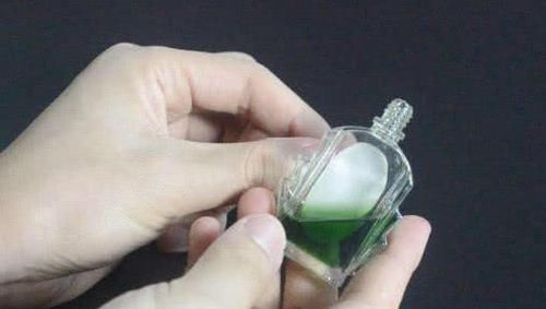  便宜货■502粘手上别硬“抠”，巧用3种“便宜货”，清洁干净还不留痕