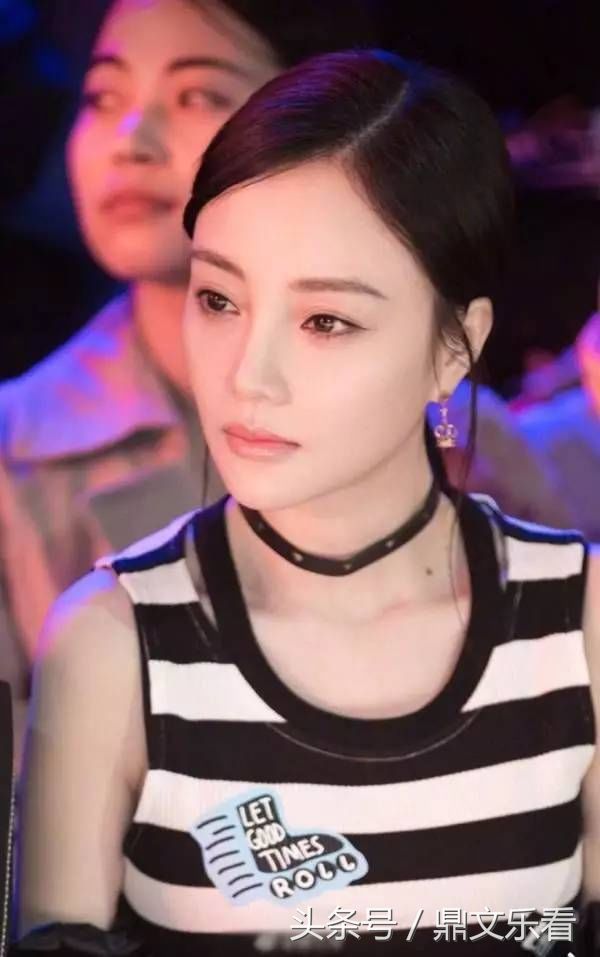 李小璐本来整的挺美挺性感的 还不满足结果整容过度导致脸部扭曲