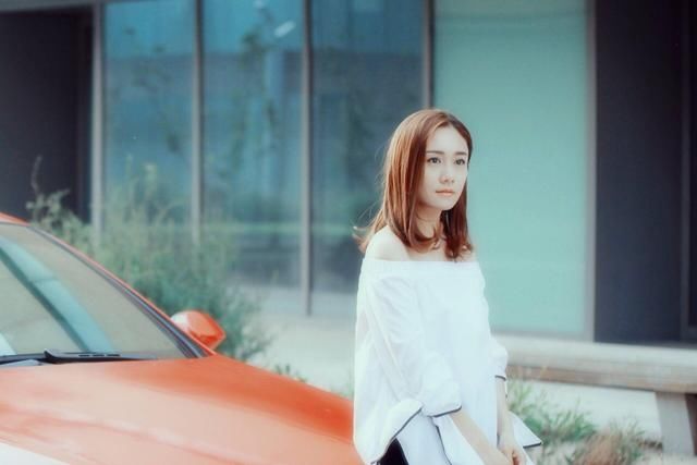 掐指一算，刘芸的一字肩秋季一准流行，够美的！