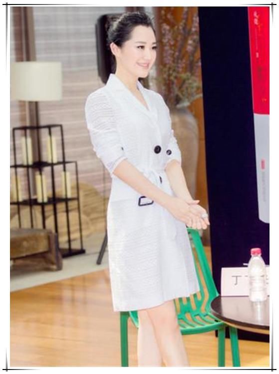 49岁许晴和47岁俞飞鸿同穿西装裙，终于知道保持少女心的重要性了