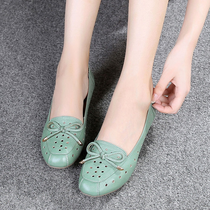 越来越多女人不穿高跟鞋了，现流行洞洞鞋，气质超群还显高