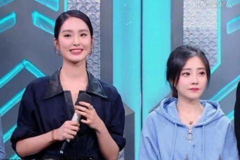 27岁冯提莫这双腿有多“矮”，看见她和杨采钰同框，身高太尴尬