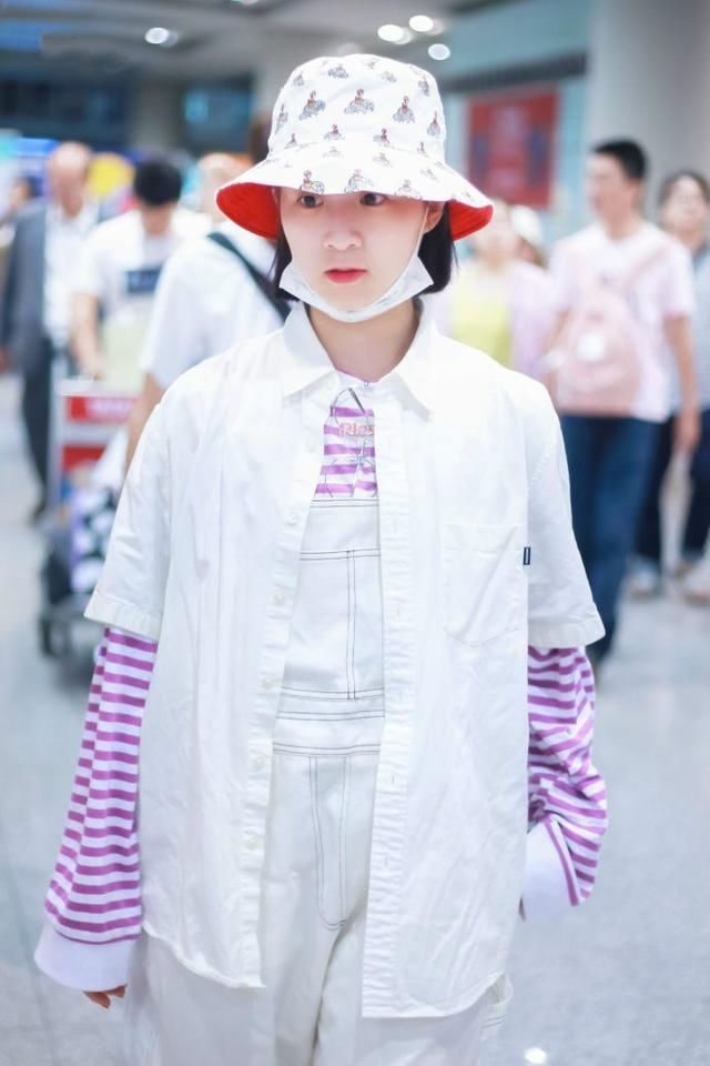 世界杯尾声，李子璇来凑热闹，下半身失踪搞的自己像个明星！