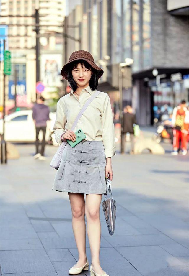 这样搭配,黑色紧身裤的性感美女,苗条又丰满成熟妩媚!