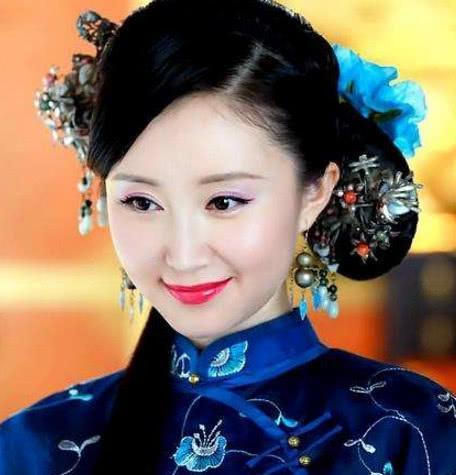 “四千年美女”鞠婧祎头戴大花,不仅不土还美如画,而最美却是他