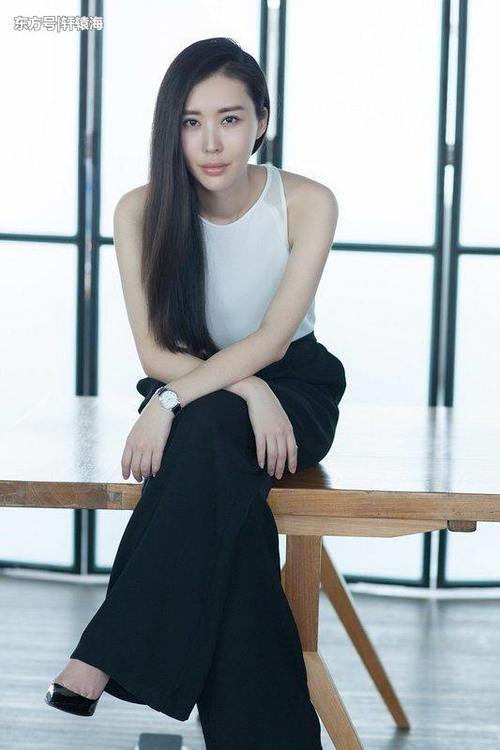 田朴珺穿高跟鞋时尚性感,当她换上平底鞋,网友:有些尴尬了!