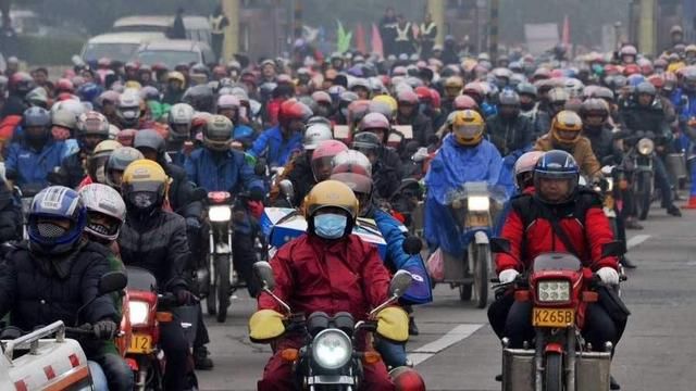 越到年底，本要返乡的农民不回了，春运出现“逆流”，为啥？