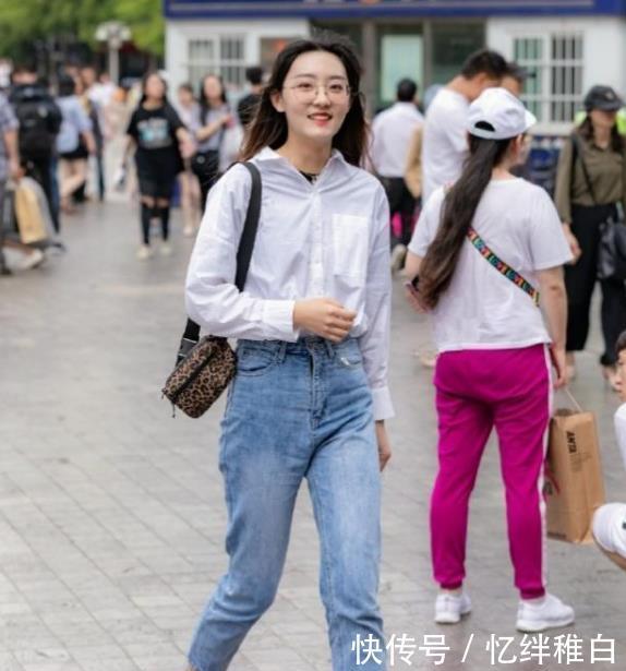  【美女】街拍美女：美丽优雅的紧身裙小姐姐，展现修长的玲珑腿型！