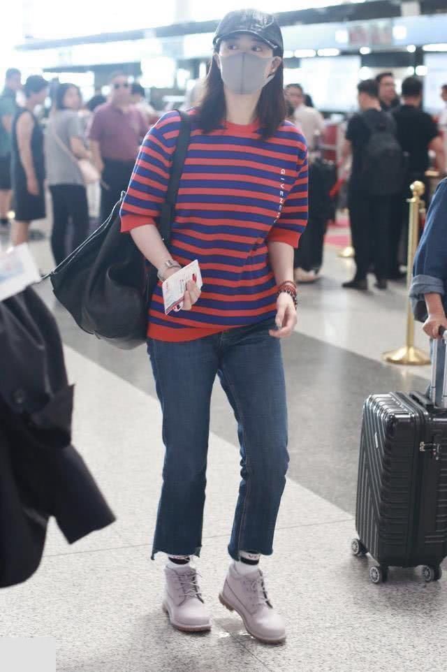 蒋欣比霍思燕大两岁,穿衣也是大两个码吧?网友:胖人撞衫总是输