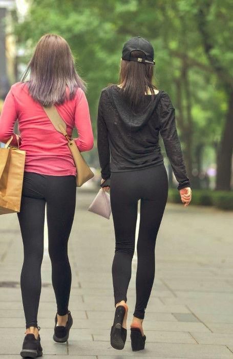 女人味■街拍喜欢穿紧身裤的小姐姐好有女人味,大街上走着好性感