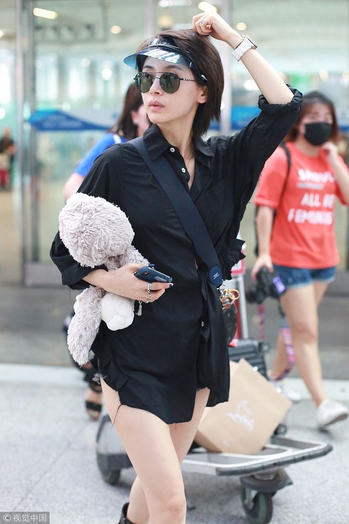 王子文戴遮阳帽时髦又帅气 抱玩偶玩下衣失踪秀美腿