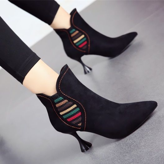 现在的女人真敢穿，出门穿这样的高跟鞋，美丽尽显好身材