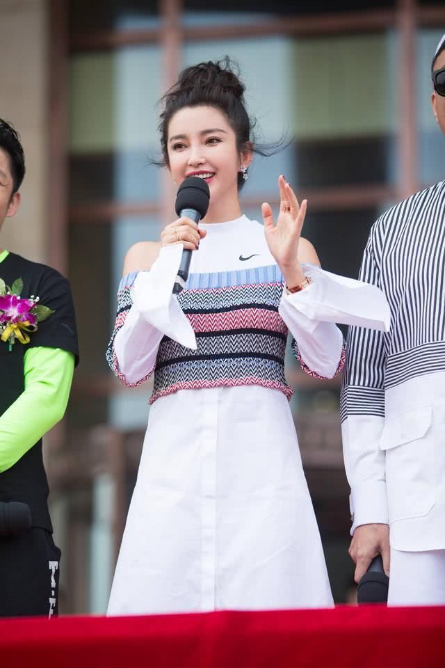 李冰冰还真敢穿，上衣仅靠两根线支撑着，简直时髦到家了！