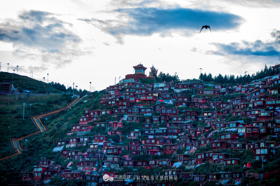 色达佛学院:小木屋磊叠出世上最大的佛学院