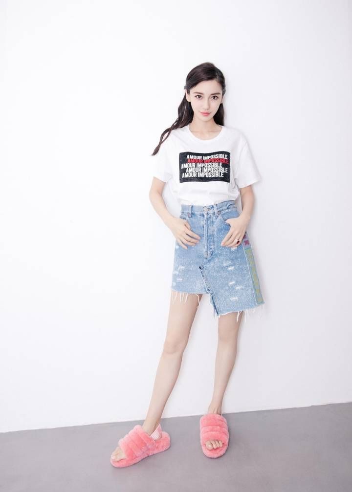 angelababy下身搭一条牛仔裙，露性感美腿，最大的亮点是脚上