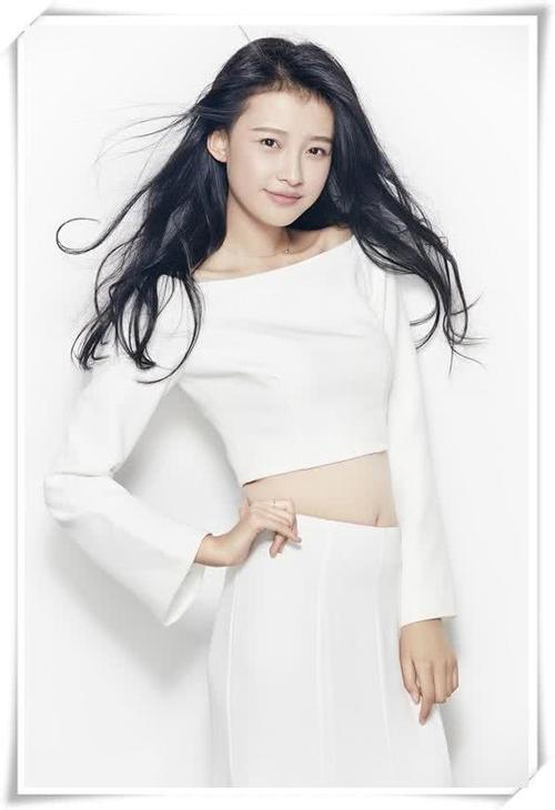 看了孙怡的露脐装，再看看李沁，网友：蚂蚁腰还是直桶腰一眼看穿