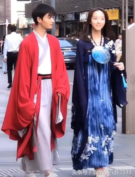 “汉服小哥哥”带14岁妹妹逛街，脚上的15厘米“银针”亮了！