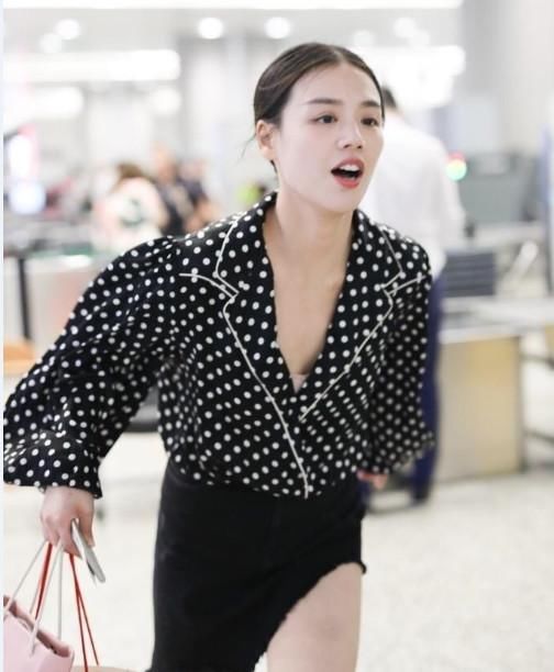 马思纯机场一路飞奔,简直萌翻了!网友:发福了?