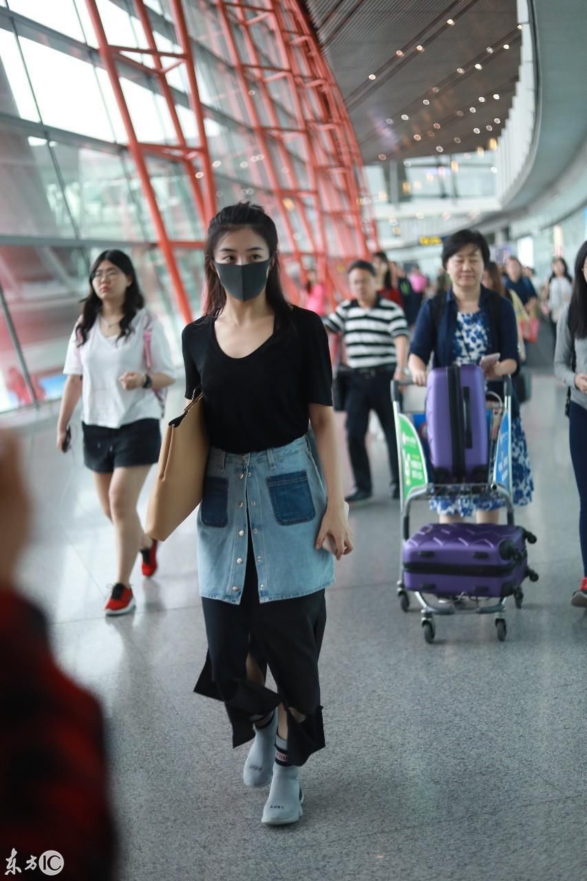 张含韵现身北京机场，身穿呆带T恤变身性感女神