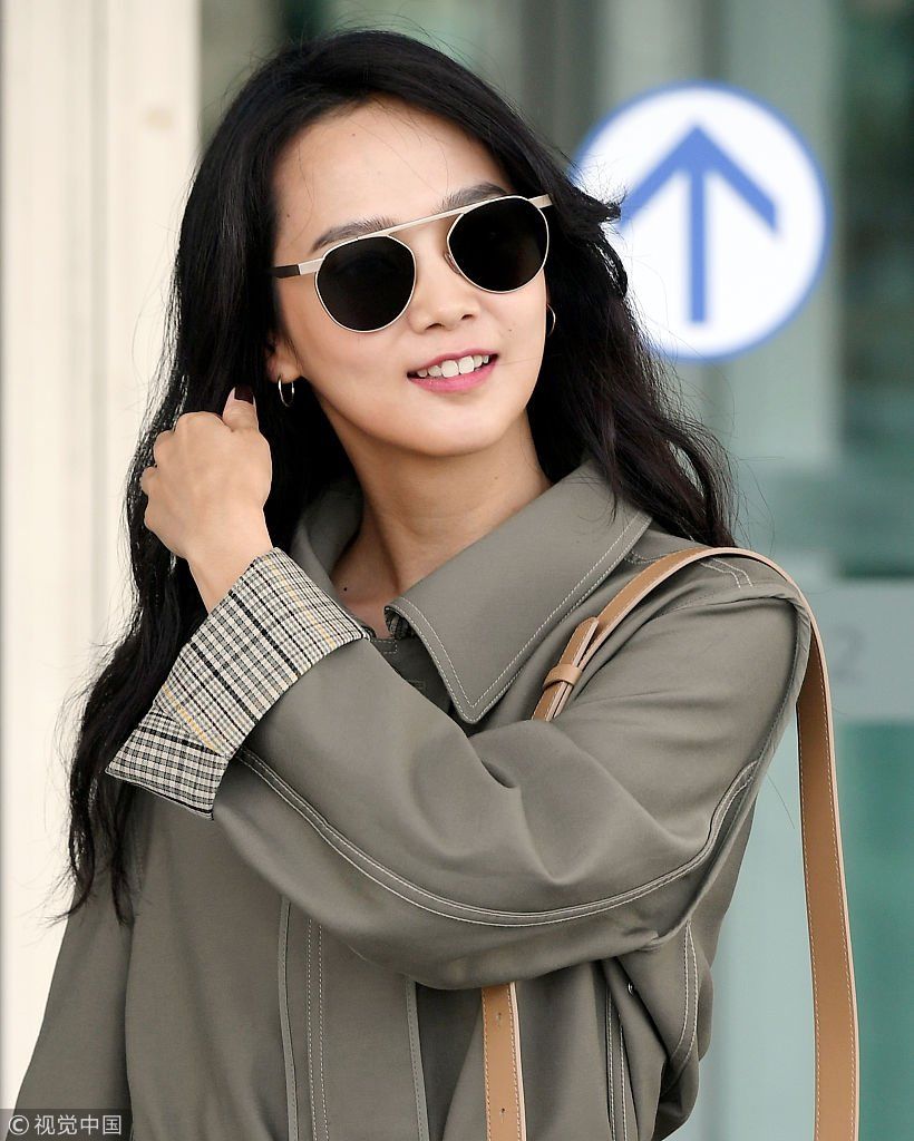 尹胜雅穿风衣凹造型秀细长美腿  对镜头鞠躬发射爱心亲民范