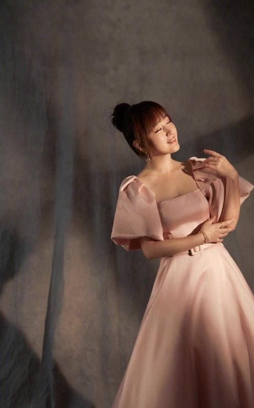 『 清纯』身穿粉色连衣裙清纯减龄，扎丸子头更俏皮，48岁杨钰莹一点不显老