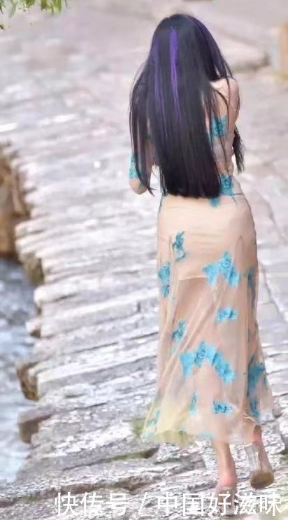 穿连衣裙的小姐姐，人美穿着又有品味，想不吸睛都难