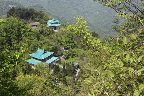 浙江一座屹立悬崖之上的村子，带着原始色彩，现在被旅游开发了吗