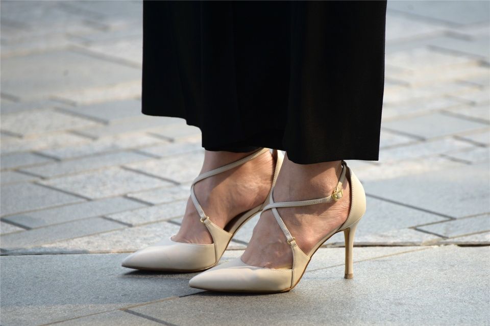 尖头细跟鞋，尽显足尖的气质，可以带给女人更多自信