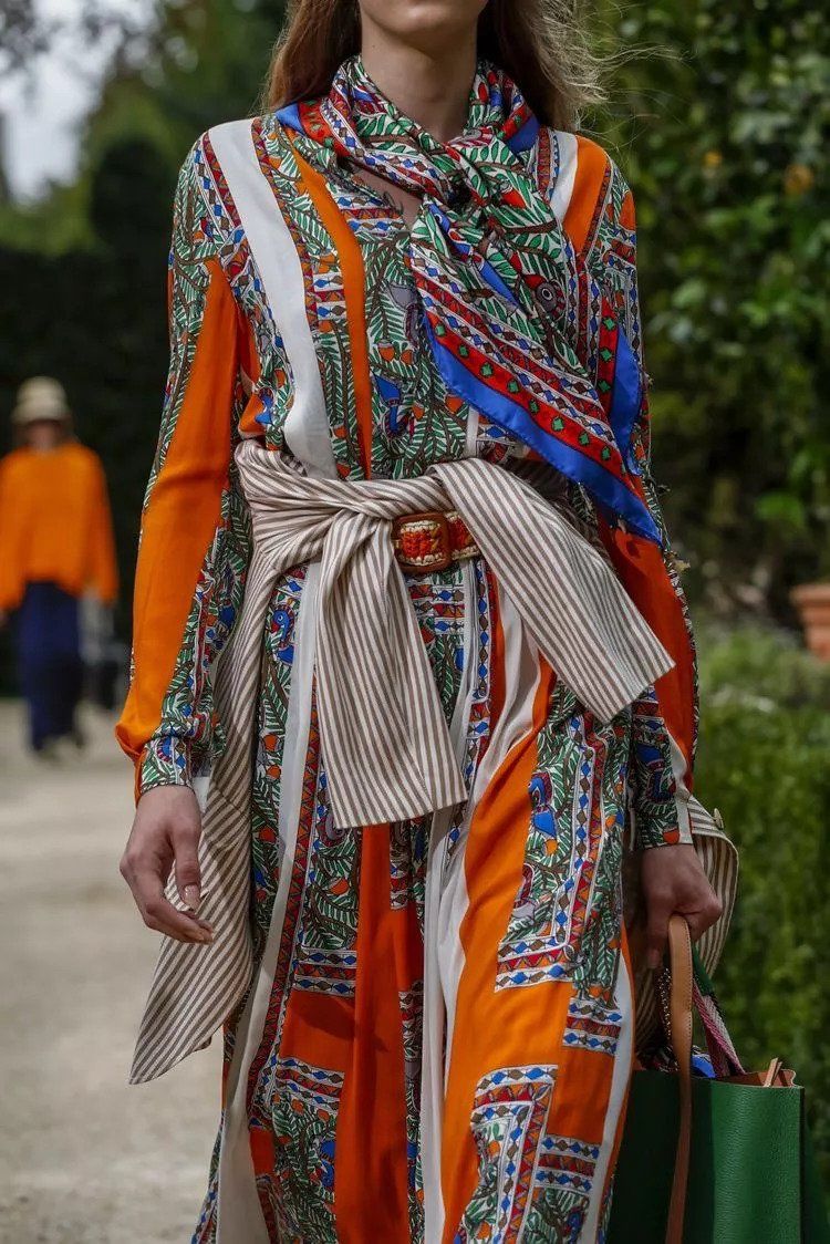 娜扎预测黄铜包边帆布鞋将成爆款，Tory Burch把浪漫融入运动风!