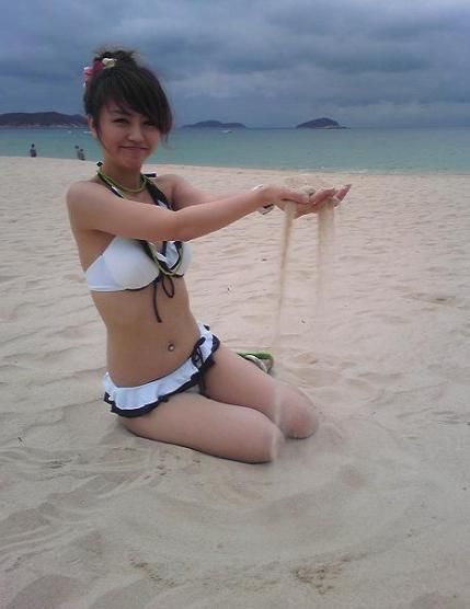 小姐姐颜值高，清纯又甜美，身穿比基尼展现出女人独有的味道