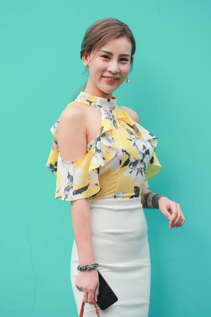 路人街拍，白色包臀长裙小姐姐，气质与性感的完美结合