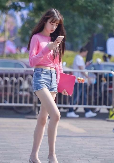 图一灰色牛仔裤小姐姐，侧颜气质爆棚美女，时尚范！