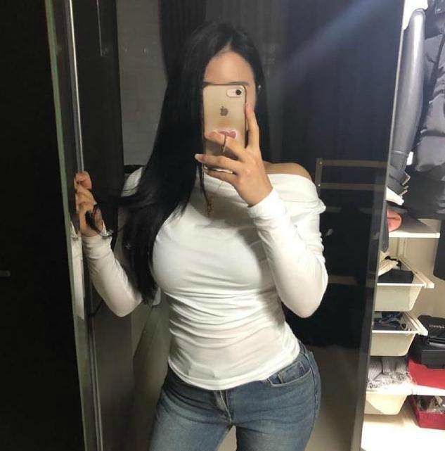 炎炎夏日,想要穿出时尚感还是紧身牛仔裤,咋穿咋好看